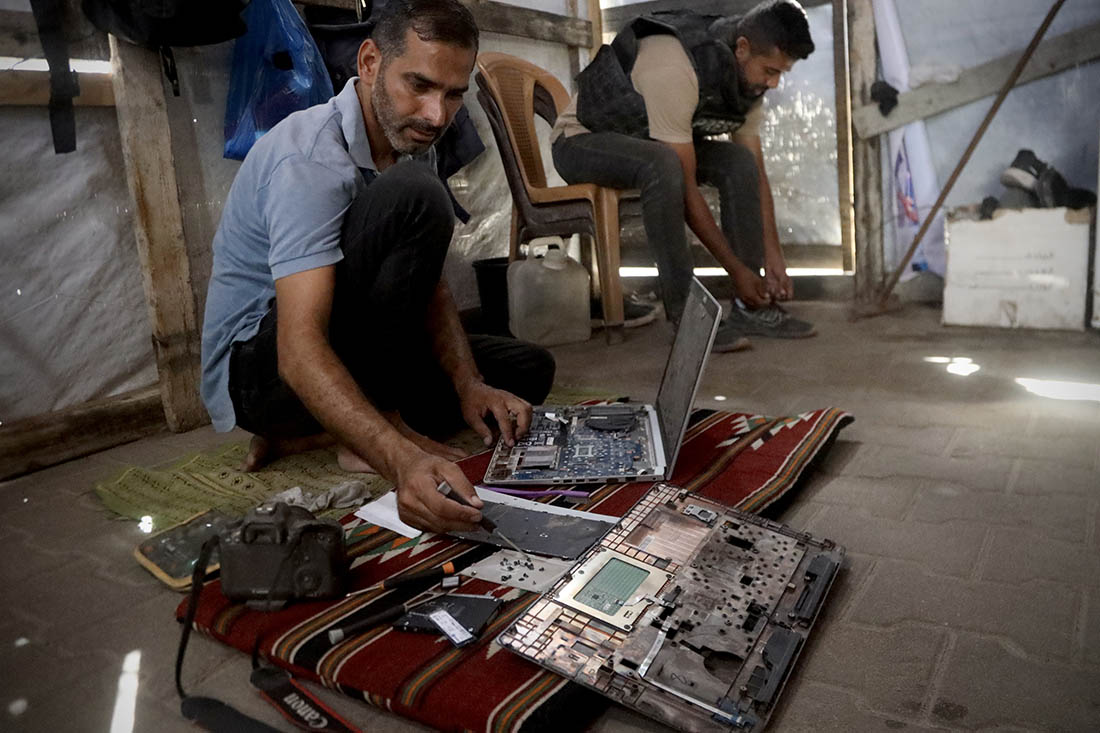 Палестинский журналист чинит оборудование в Газе