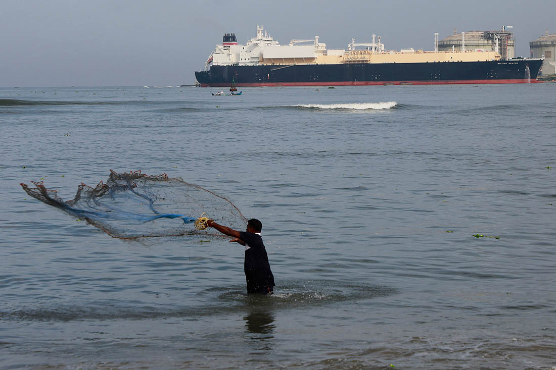 Рыбак на побережье Кочин в Индии