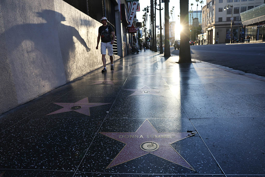 Рассвет над "Аллеей звезд" в Лос-Анджелесе (США)