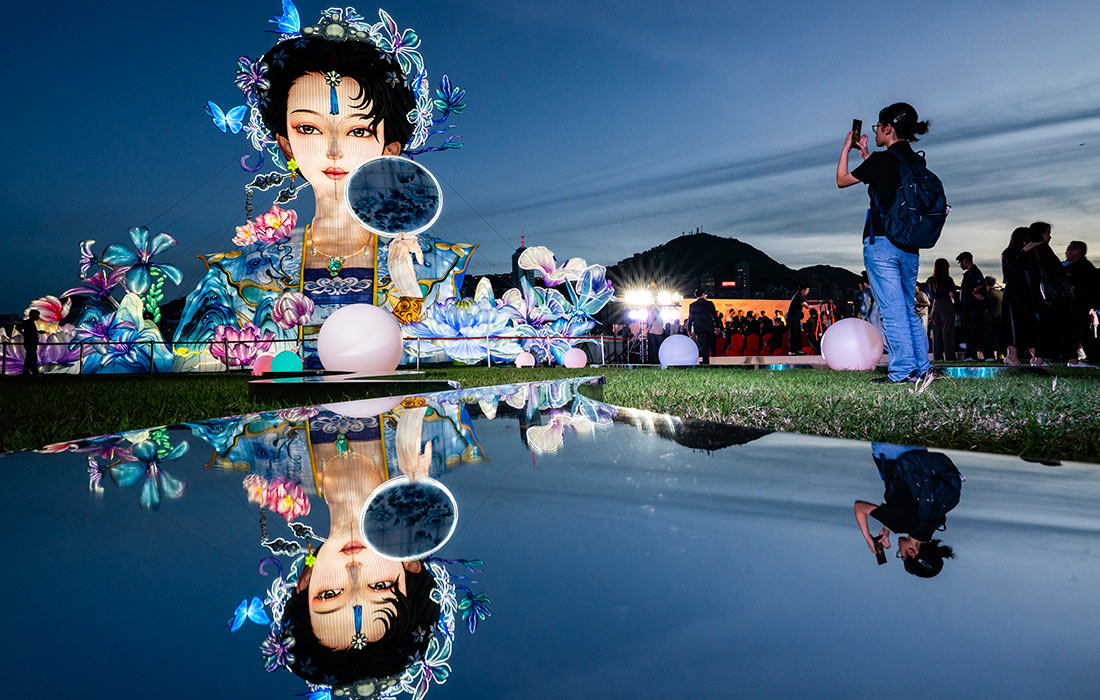 Гигантские фонари Цзыгун освещают культурный район Западный Коулун в Гонконге