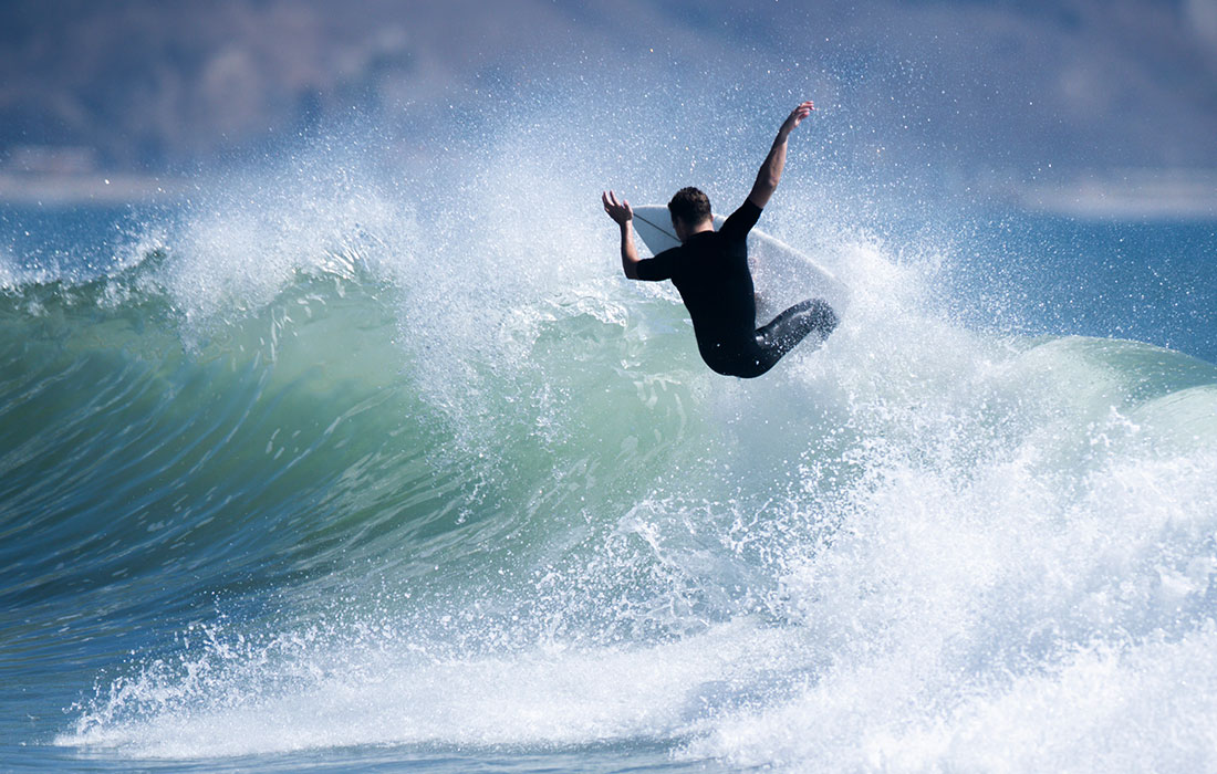 Серфинг на пляже Топанга в Калифорнии