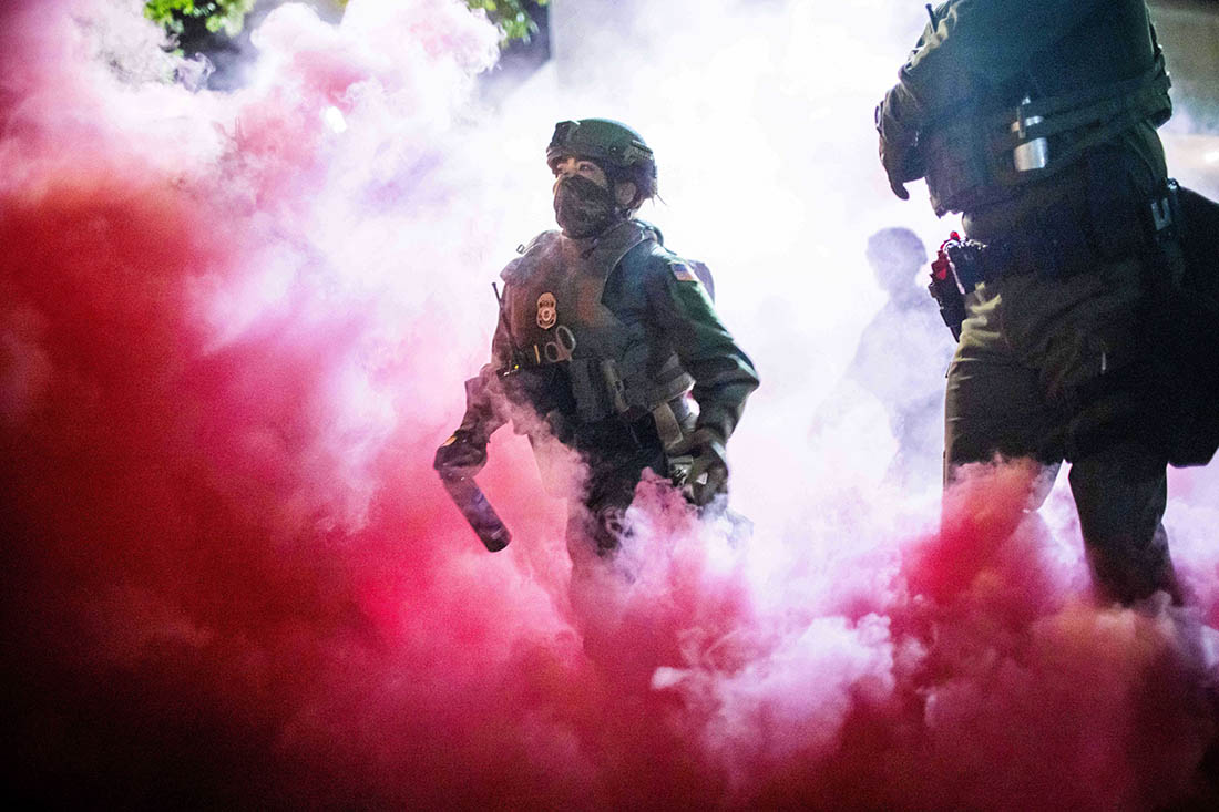 Акции протеста у здания иммиграционной и таможенной полиции США в Портленде