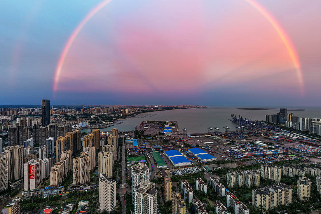 Радуга в Хайкоу (Китай) после тайфуна Матмо