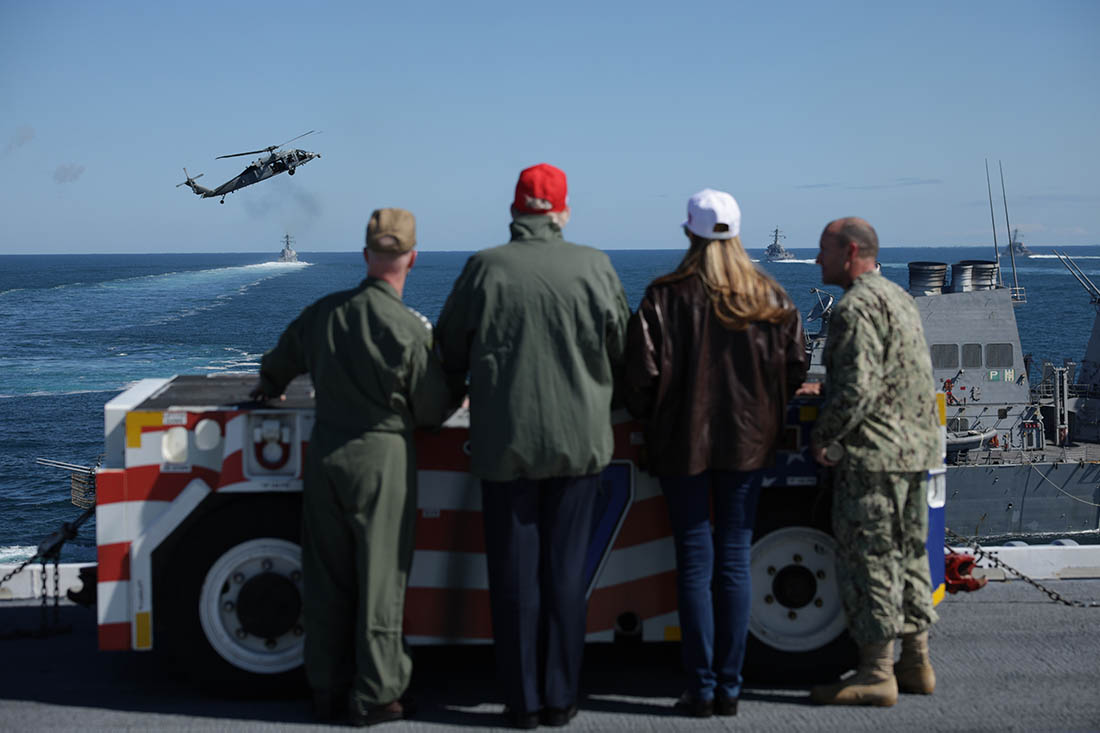 Президент США Дональд Трамп принял участие в праздновании 250-летия военно-морского флота в Норфолке