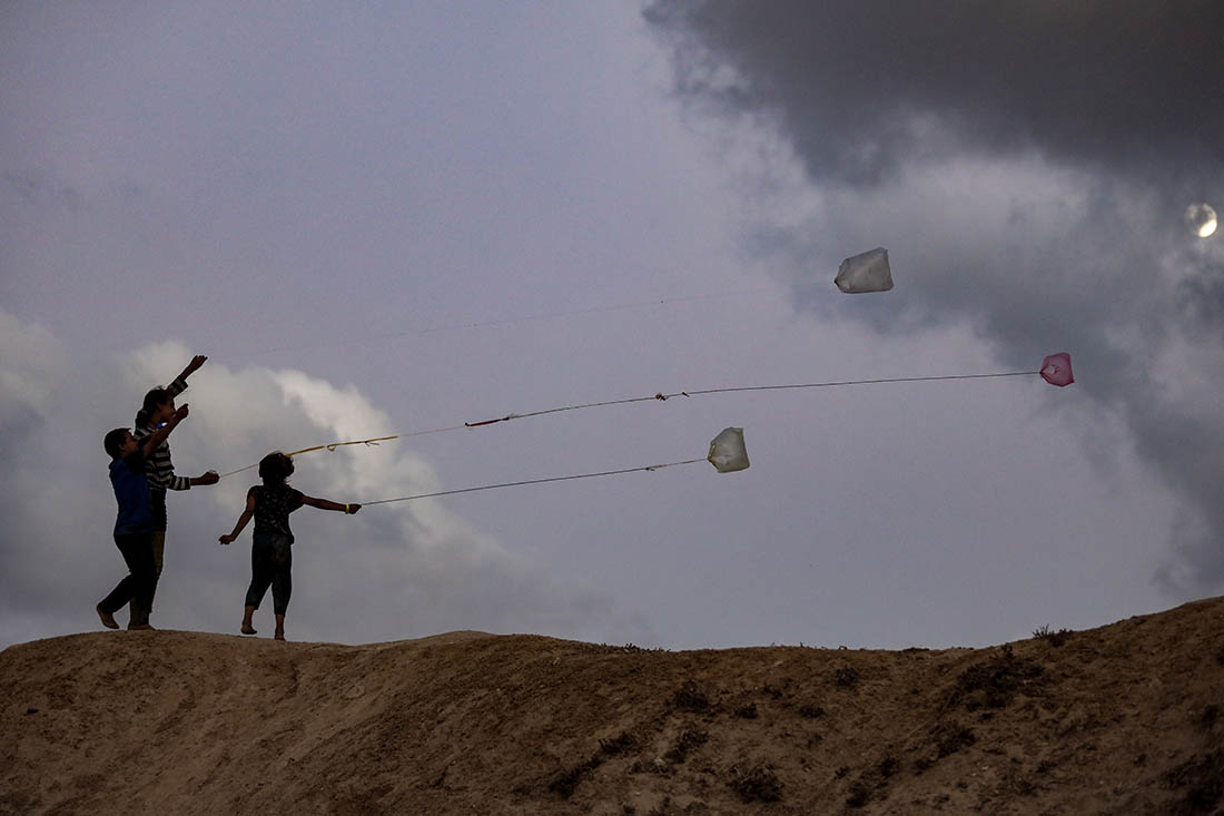 Дети запускают воздушных змеев в лагере беженцев Нусейрат в секторе Газа