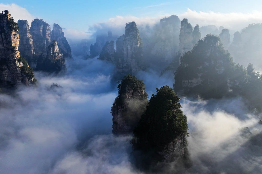 Облака в национальном парке Чжанджияджи в провинции Хайнань (Китай)