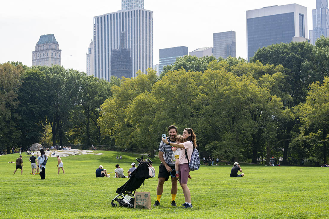 Жители Нью-Йорка наслаждаются хорошей погодой