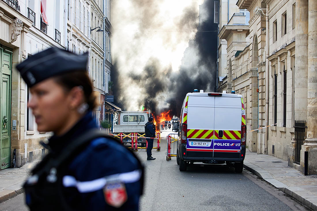 Машина загорелась рядом с официальной резиденцией премьер-министра Франции в Париже