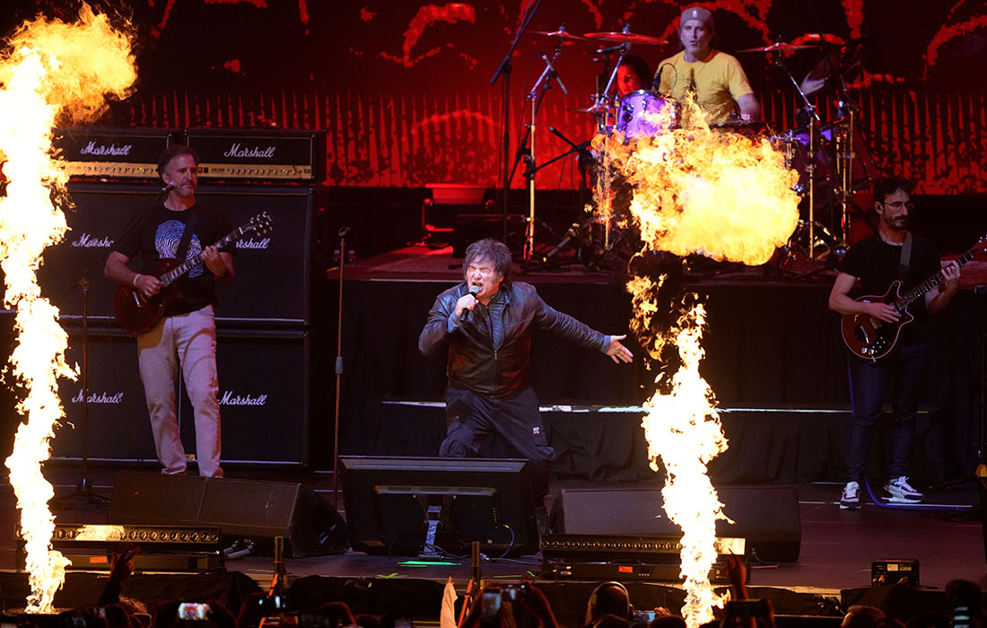 Президент Аргентины Хавьер Милей представил свою книгу "Строительство чуда" на стадионе Movistar Arena в Буэнос-Айресе