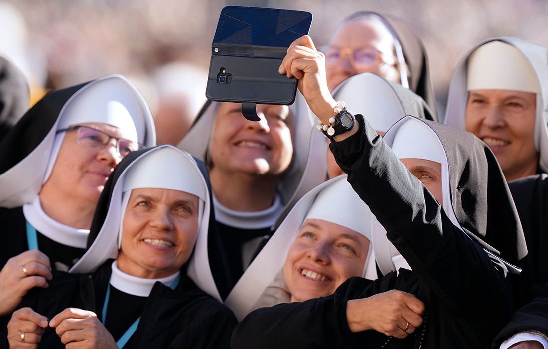 Монахини делают селфи во время еженедельной аудиенции папы Льва XIV на площади Святого Петра в Ватикане