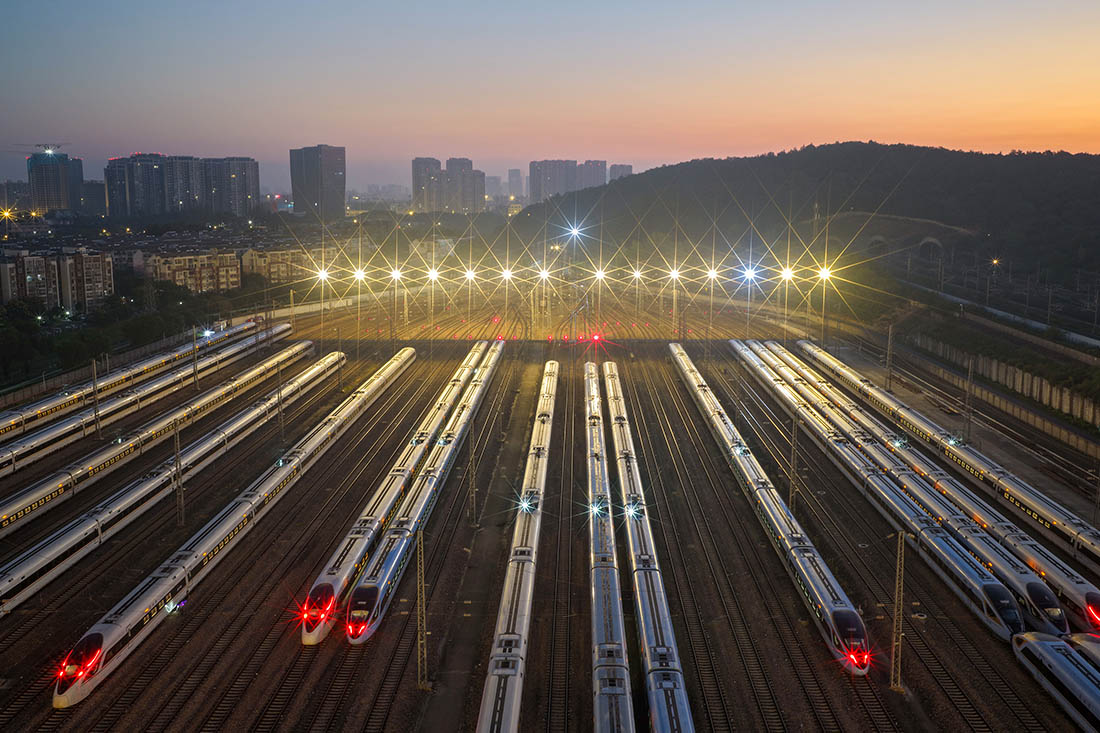 Пассажирские поезда на железнодорожной станции в Нанкине (Китай)