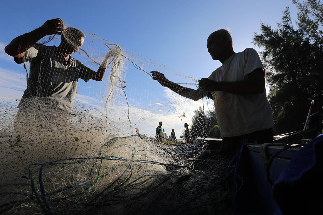Рыбаки в Индонезии