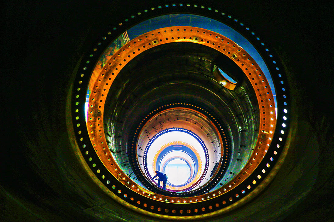 Сотрудник завода по производству башен для ветряных турбин в провинции Цзянсу (Китай)