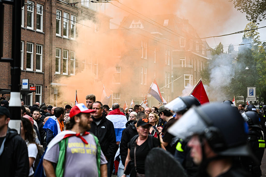 Антимигрантский марш прошел в Амстердаме