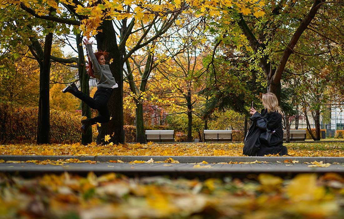 Девушки в саду имени Баумана в Москве