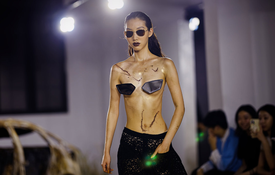 Показ коллекции Марка Гонга на Неделе моды в Шанхае