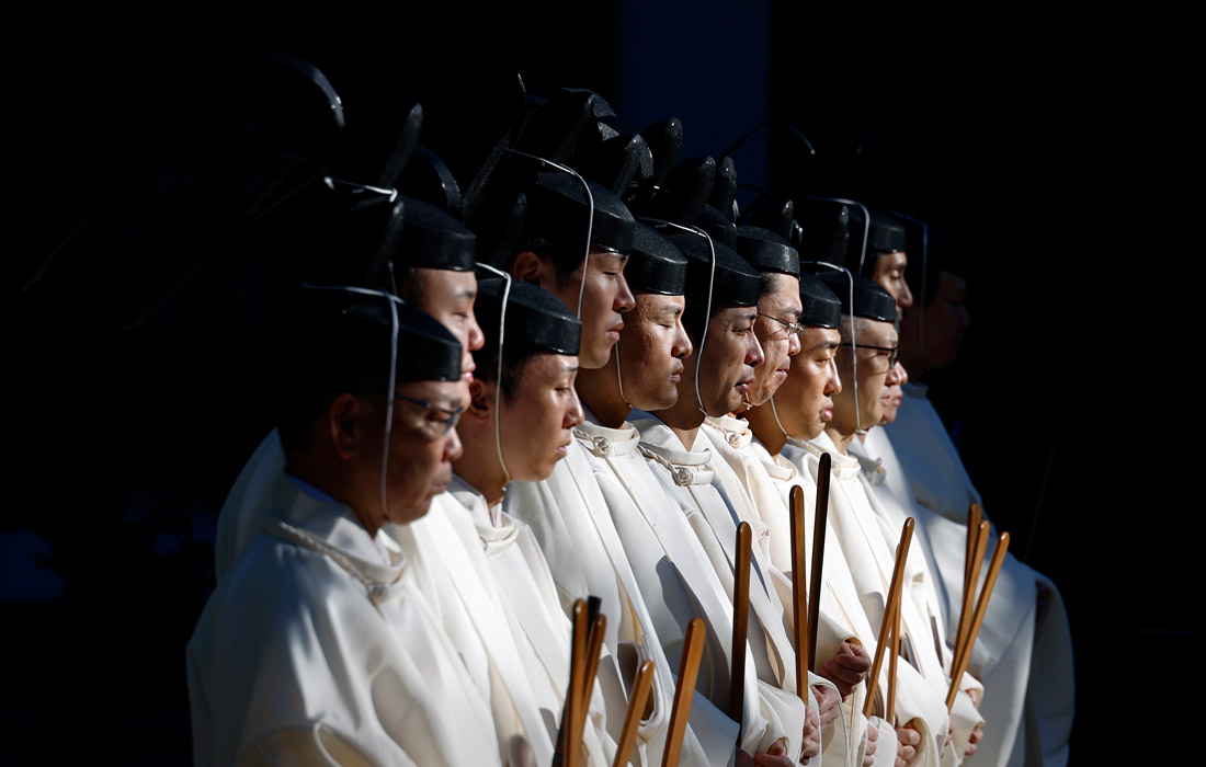 Синтоистские священники во время ритуала очищения по случаю начала осеннего фестиваля в храме Ясукуни в Токио