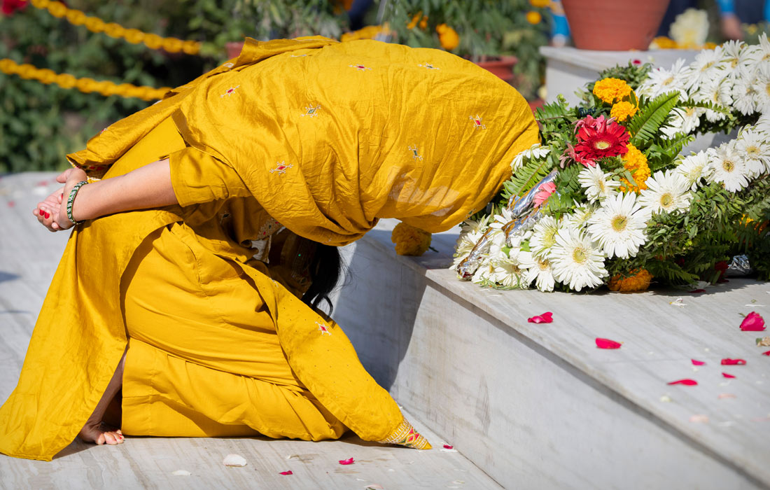 Члены семей погибших во время протестов полицейских отдают дань уважения родным в Катманду, Непал