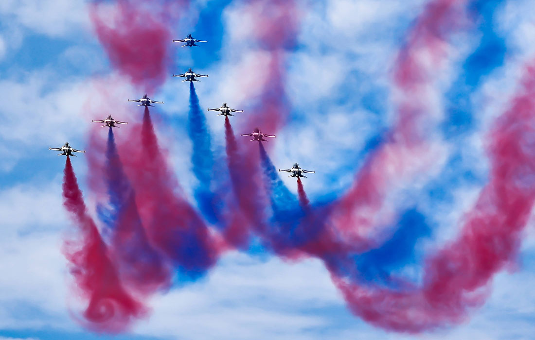 Пилотажная группа ВВС Южной Кореи "Черные орлы" на Сеульской международной выставке аэрокосмической и оборонной техники (ADEX) 2025