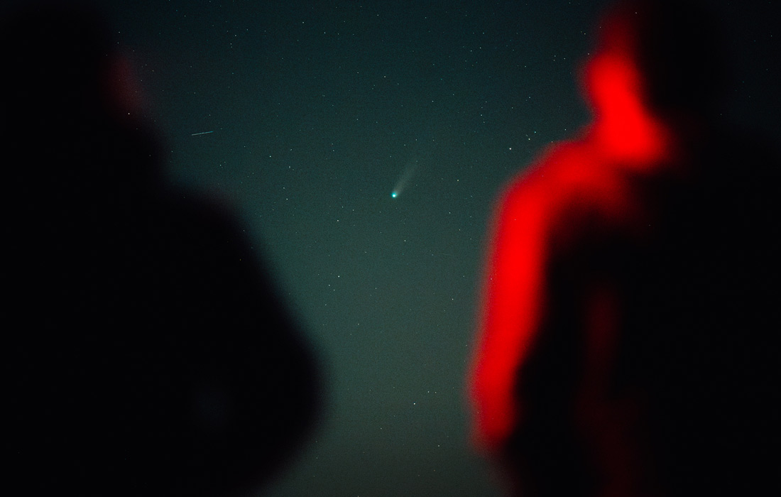 Жители Словакии наблюдают за кометой Lemmon (C/2025 A6) в ночном небе