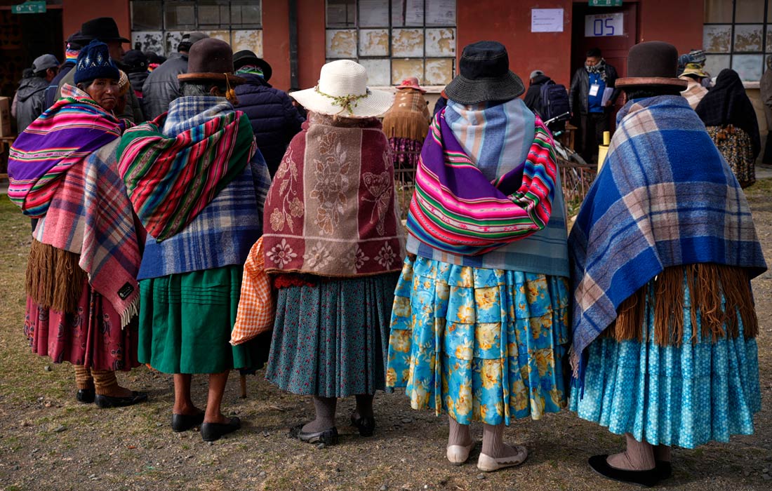 В Боливии завершились выборы президента, по итогам подсчета голосов побеждает правоцентрист Родриго Пас
