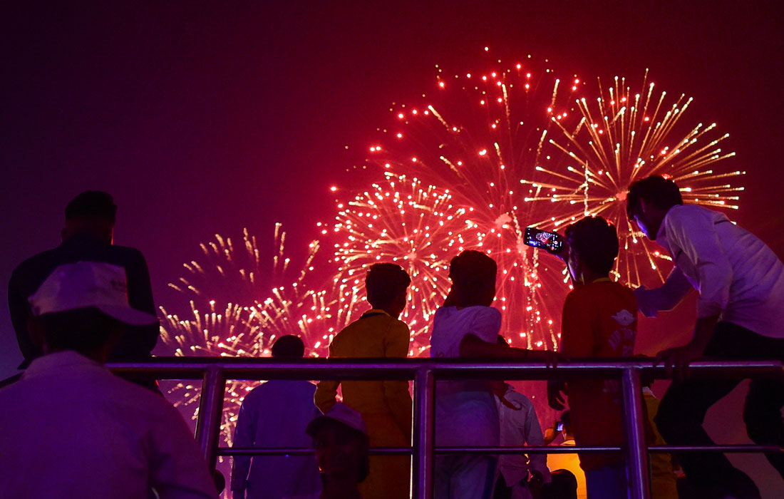 Местные жители наблюдают за фейерверком на берегу реки Сарью накануне индуистского фестиваля Дивали в Айодхье, Индия