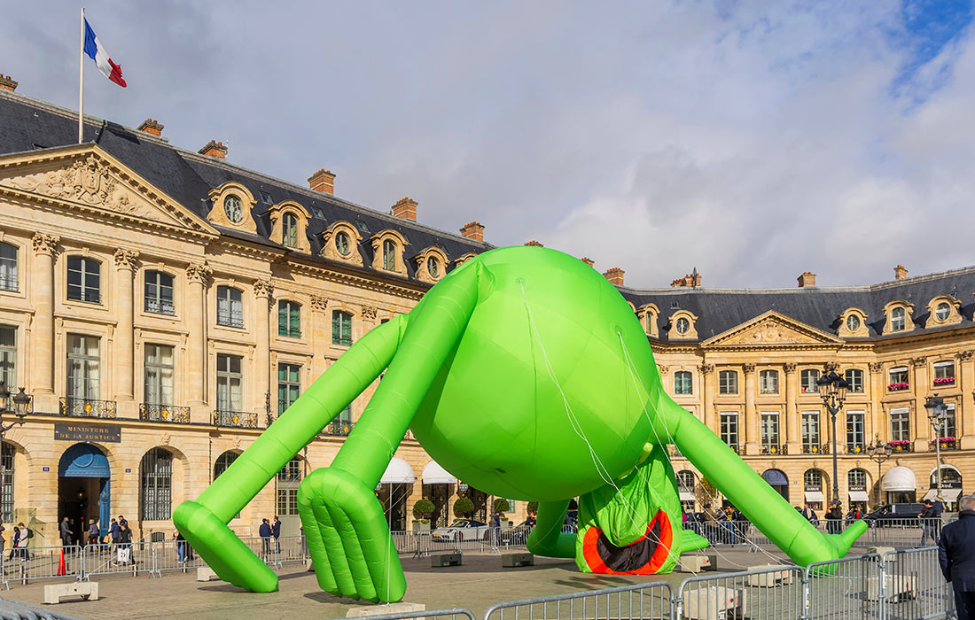 Надувная фигура лягушонка Кермита установлена на Вандомской площади в Париже