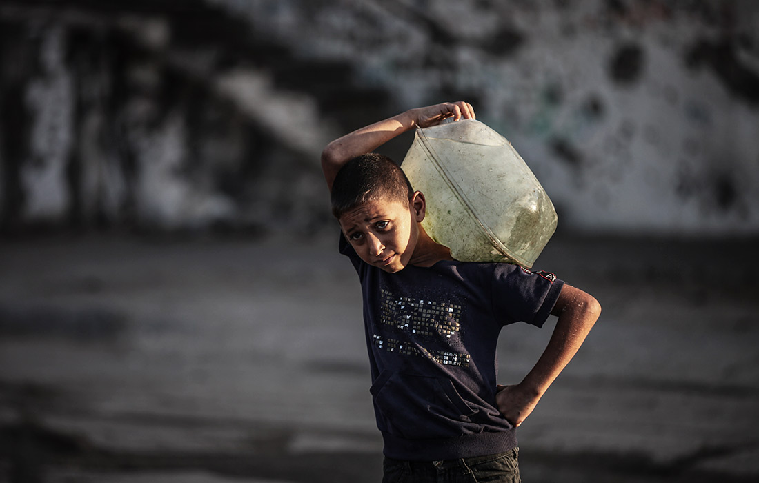 Раздача питьевой воды в лагере беженцев Эль-Бурейдж в секторе Газа