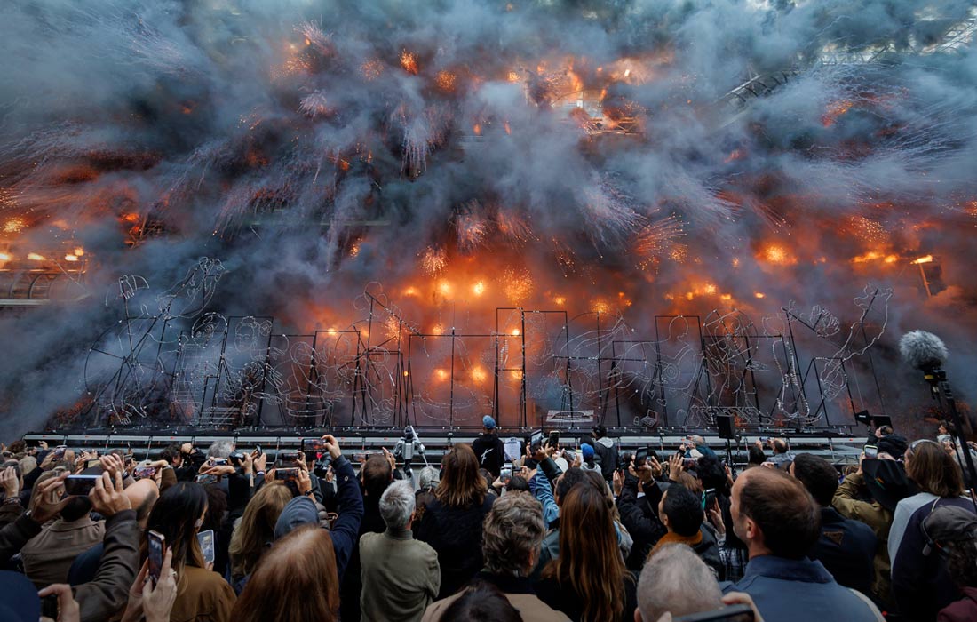 Пиротехническое шоу китайского художника Цай Гоцяна на фасаде Центра Помпиду в Париже, посвященное закрытию здания на пятилетнюю реконструкцию