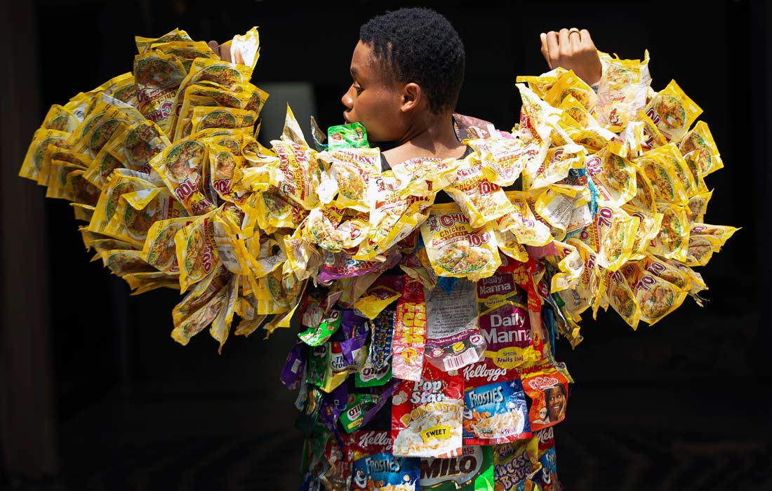 Показ одежды из переработанного пластика с целью привлечения внимания к проблеме загрязнения окружающей среды в Лагосе, Нигерия