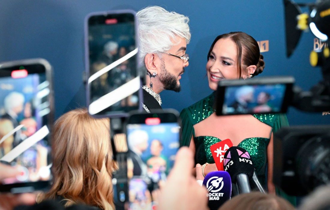 Певцы Филипп Киркоров и Ольга Бузова во время фотосессии на гала-ужине музыкальной премии "Виктория-2026" в Москве