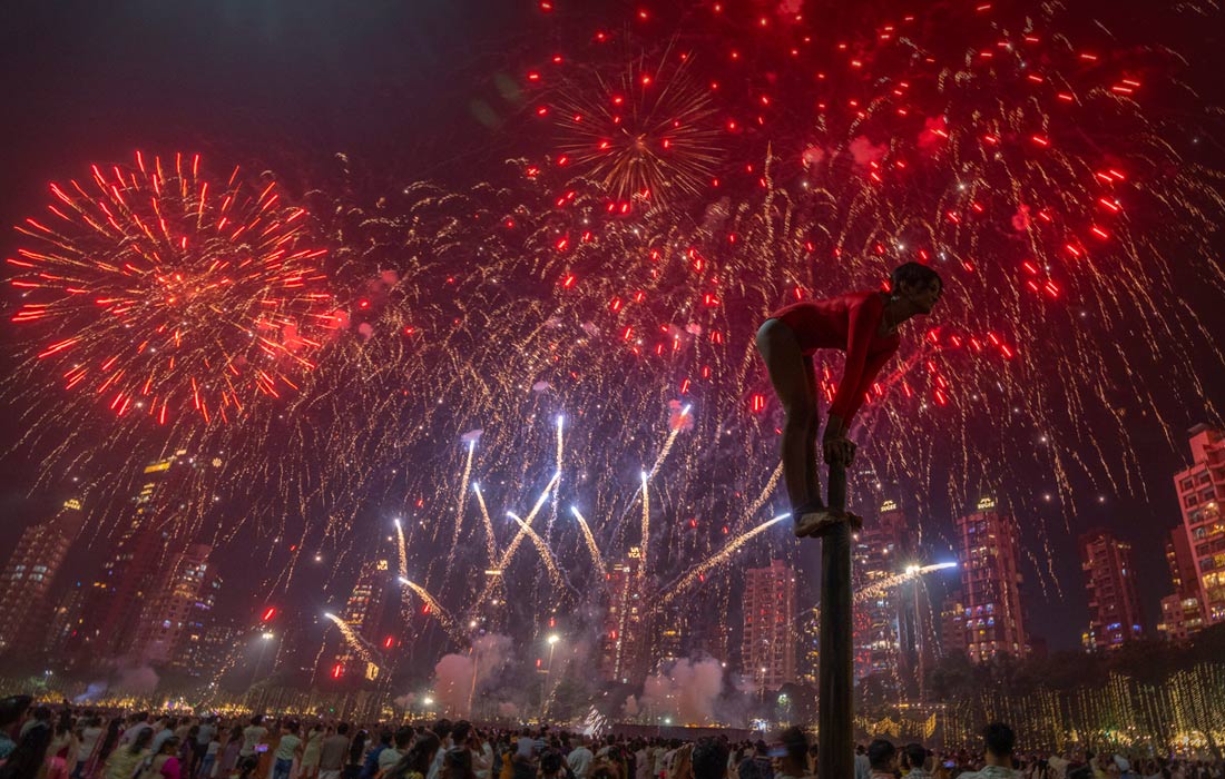 Фейерверки во время фестиваля огней Дивали в Мумбаи