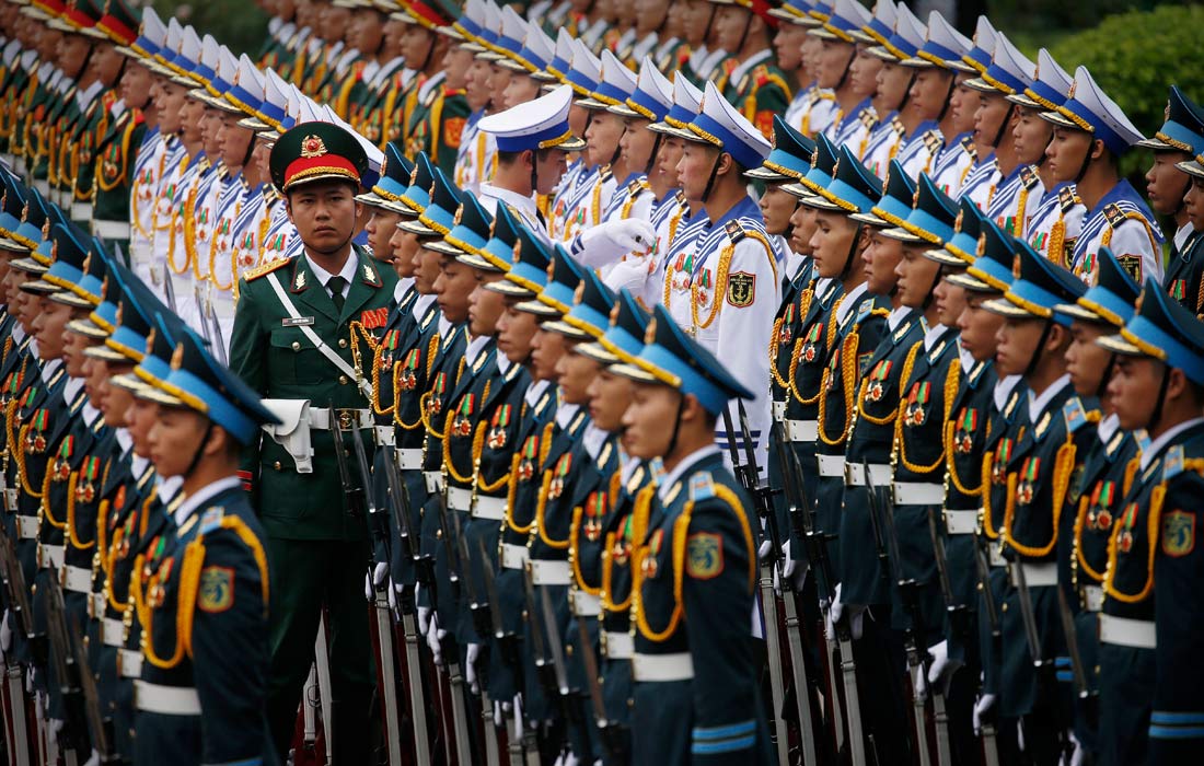 Почетный караул готовится к церемонии приветствия президента Южной Африки в Ханое, Вьетнам