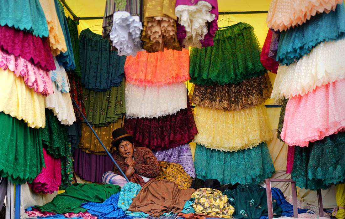Продажа одежды на рынке в Эль-Альто, Боливия