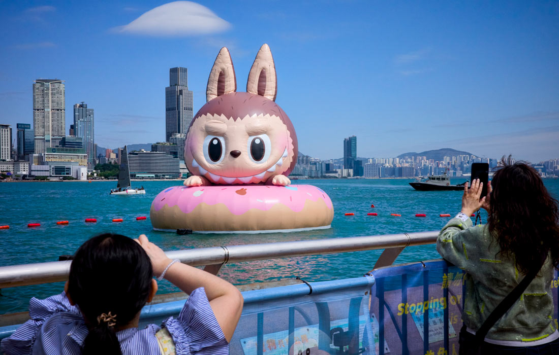 Водный парад с участием гигантских надувных фигур прошел в минувшие выходные в бухте Виктория в Гонконге