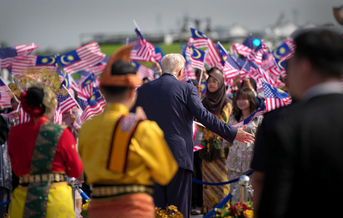 Президент США Дональд Трамп в международном аэропорту Куала-Лумпура, Малайзия