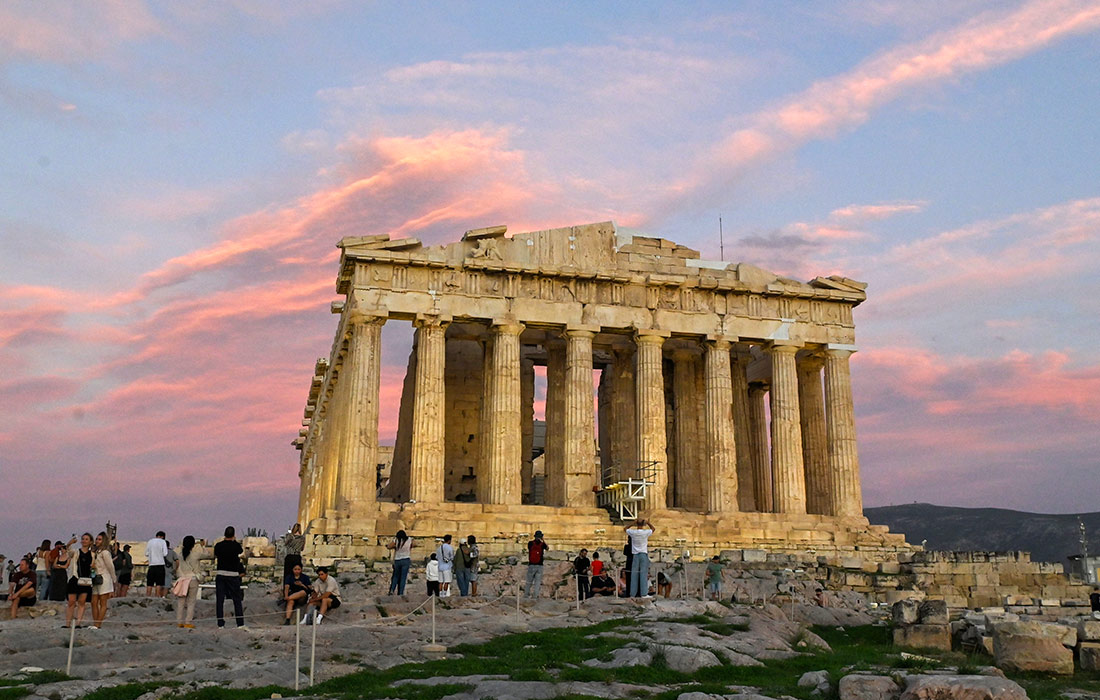Туристы перед Парфеноном в Афинах. Строительные леса, установленные 15 лет назад для проведения реставрационных работ, недавно были демонтированы.