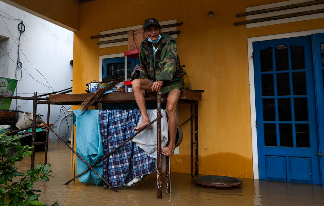 Последствия наводнения, вызванного муссонами, в Хойане (Вьетнам)