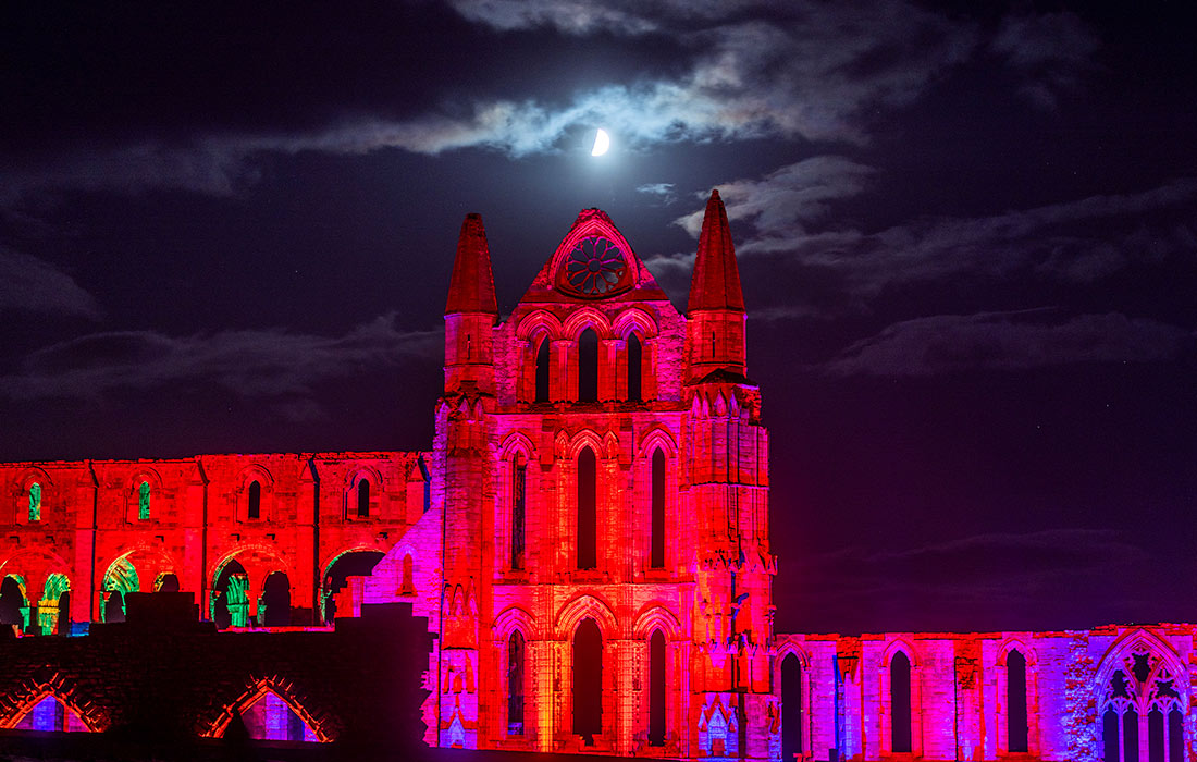 Световое шоу в британском Уитби