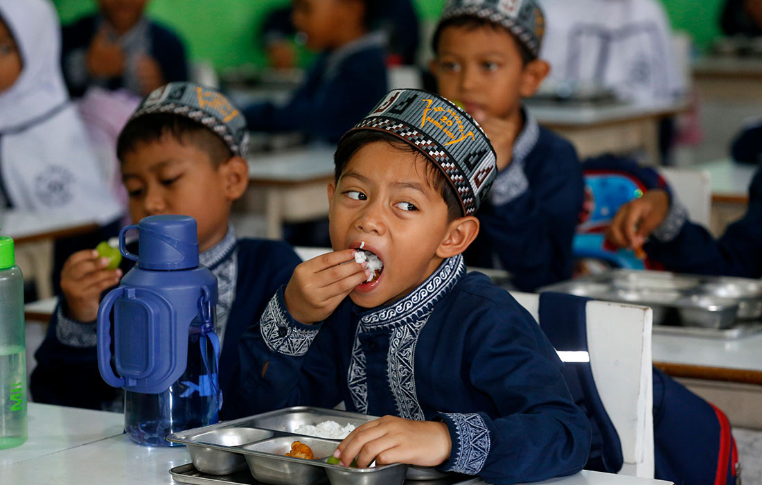 Программа бесплатного питания для школьников в Индонезии охватила около 38,5 млн человек