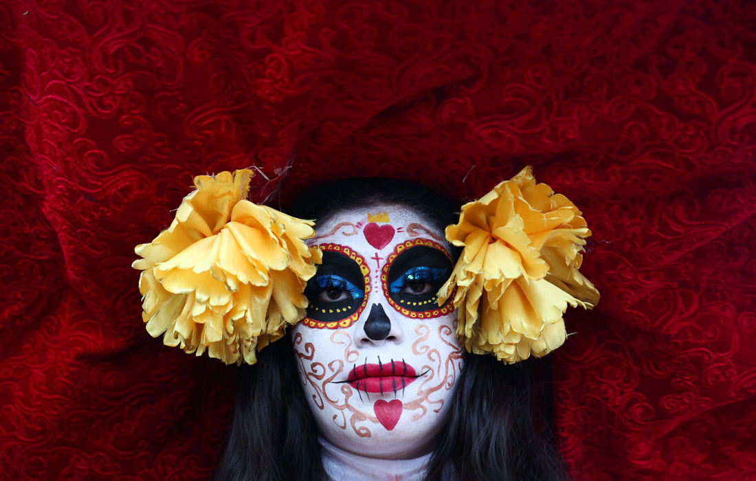 Девушка позирует в образе Катрины в преддверии Дня мертвых в Мехико