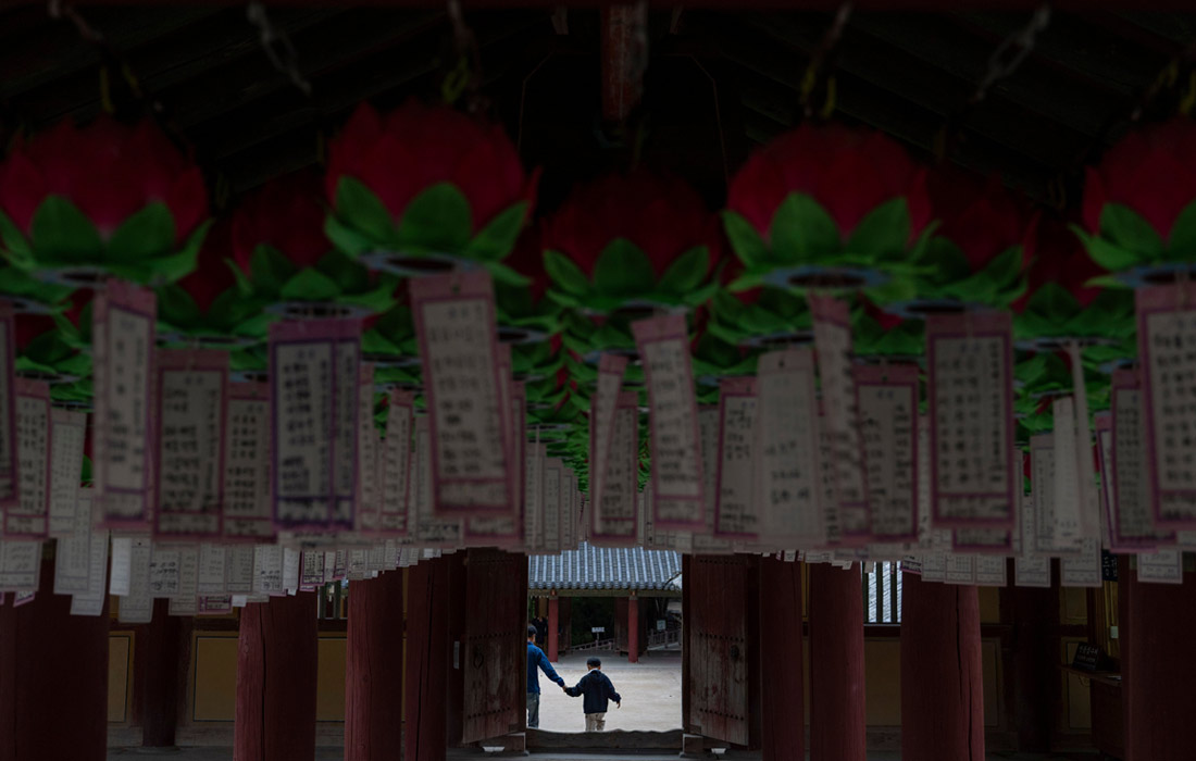 Посетители в храме Булгукса в Кенджу, Южная Корея