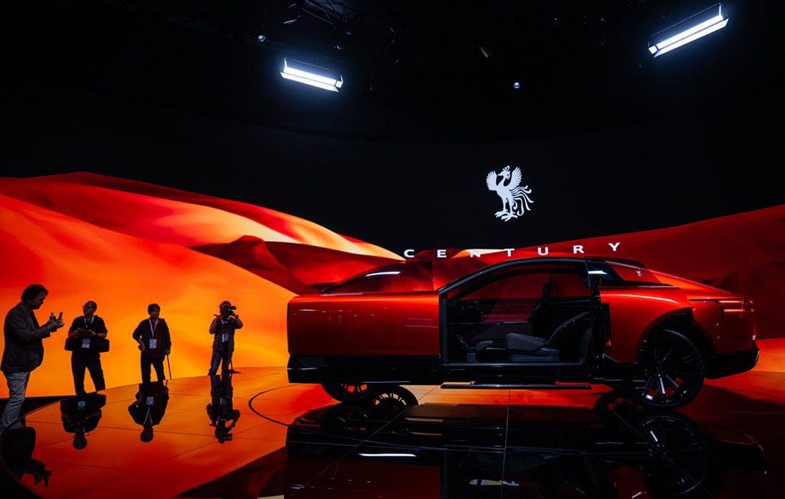 В Токио открылся крупнейший японский автосалон. На фото: концепт автомобиля Toyota Century Coupe.