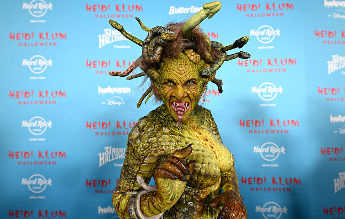 В этом году супермодель в образе Медузы Горгоны на вечеринке по случаю Хэллоуина