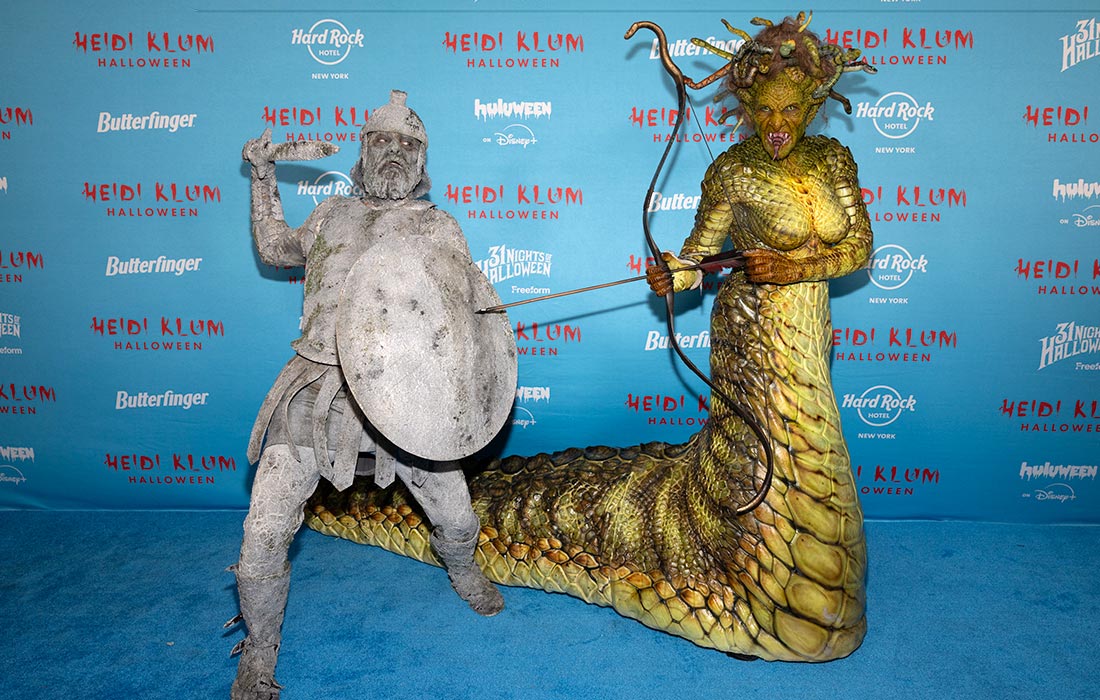 Супермодель Хайди Клум в образе Медузы Горгоны и гитарист Том Каулиц, загримированный как окаменевший от ее взгляда воин, на вечеринке по случаю Хэллоуина в  Нью-Йорке