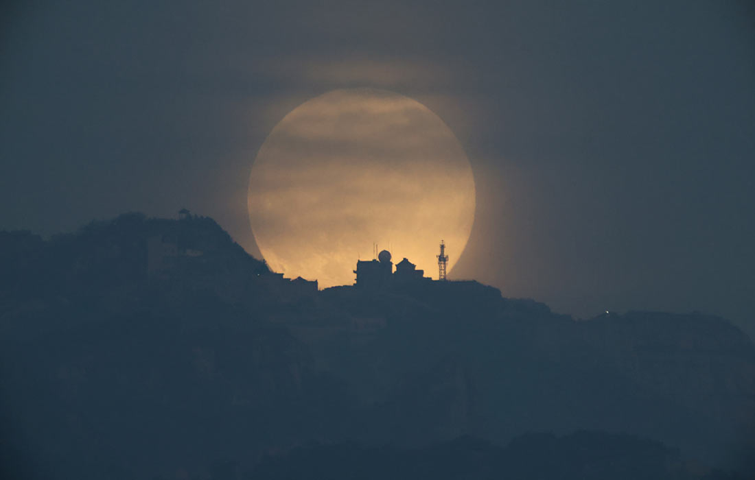 Суперлуние в небе над Китаем