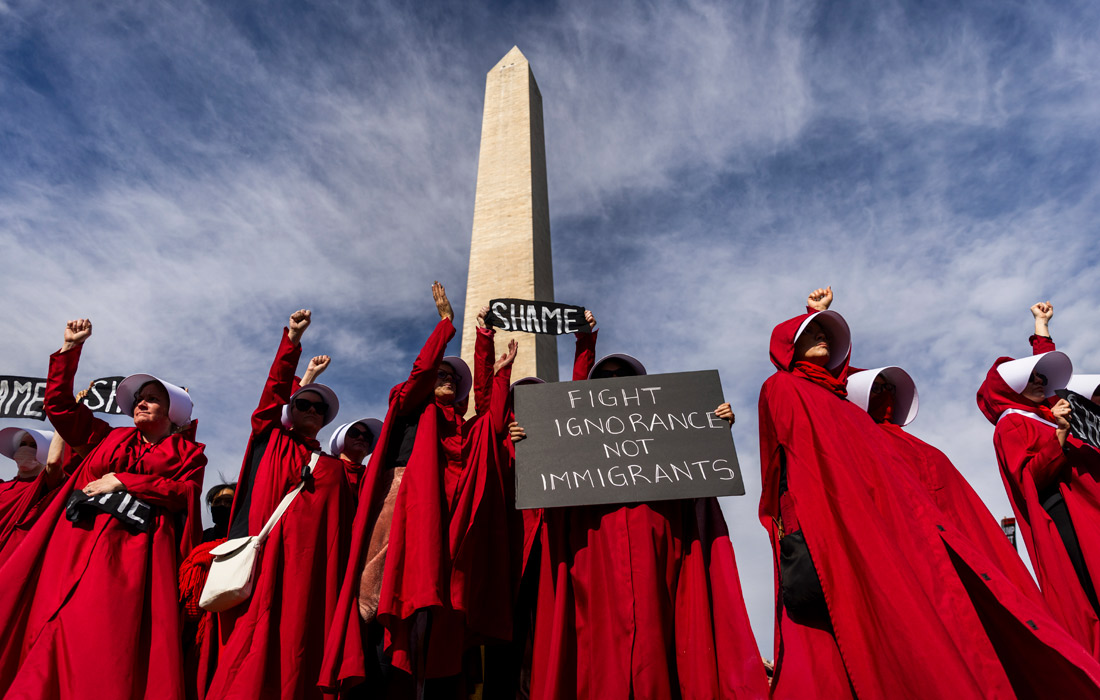 Акция против политики президента США Дональда Трампа возле Капитолия в Вашингтоне
