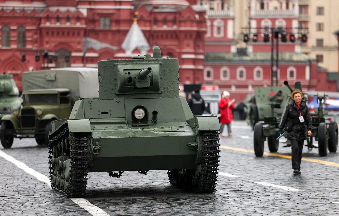 Открытие музея "Город живых историй" на Красной площади в честь 84-й годовщины парада в Москве