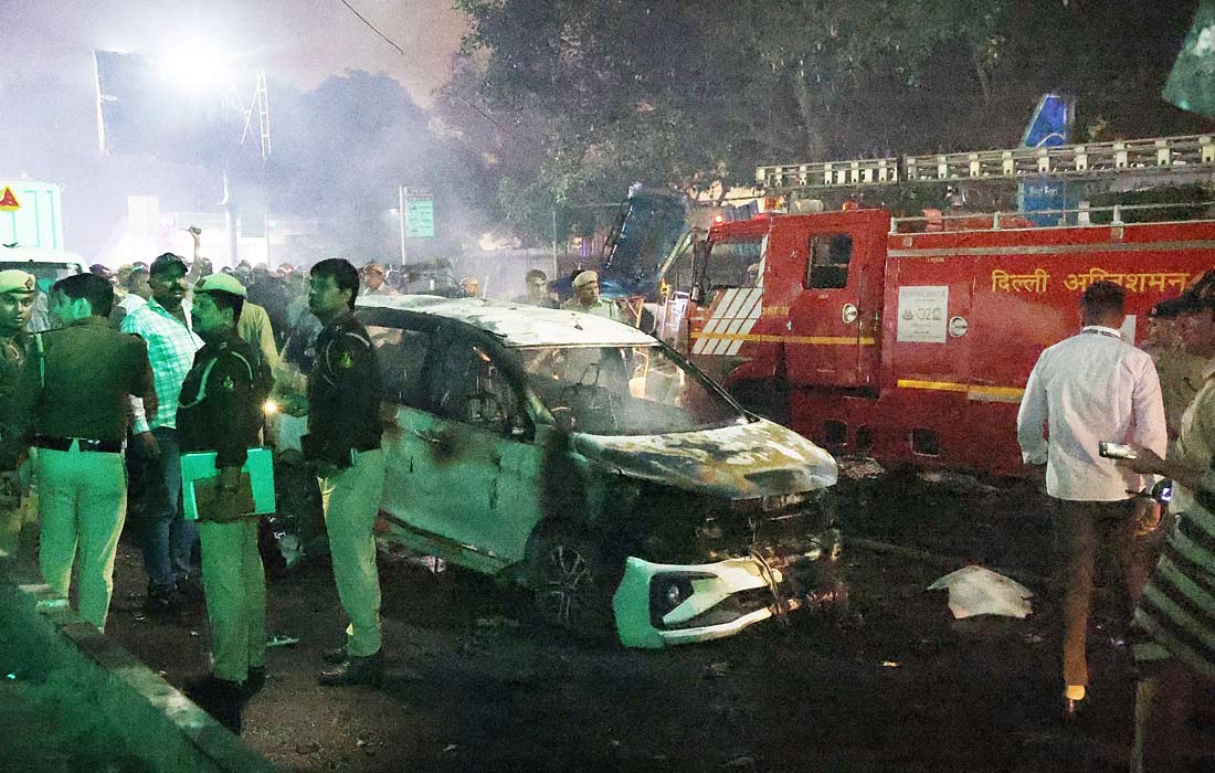 По меньшей мере 13 человек погибли и 24 получили ранения в результате взрыва автомобиля у станции метро в Дели