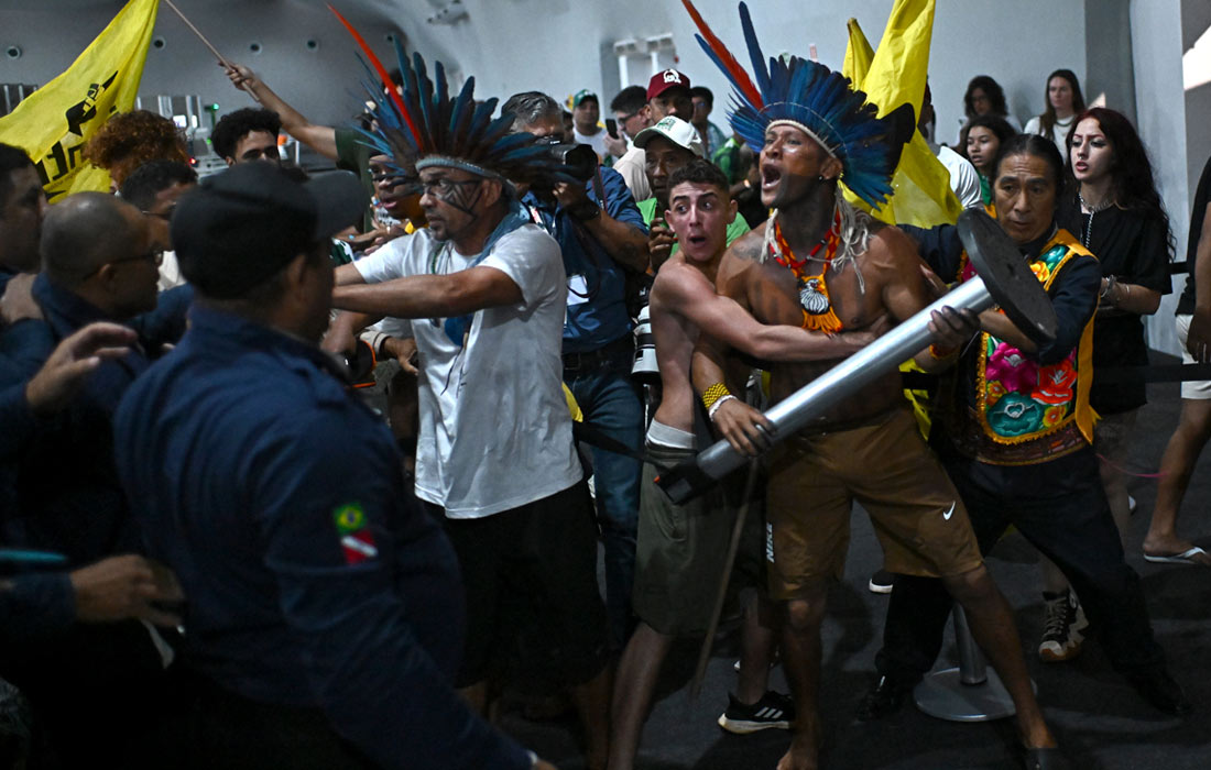 Протестующие из числа коренных народов пытались проникнуть на территорию проведения климатической конференции COP-30 в бразильском Белене